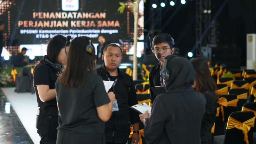 CREW (4)